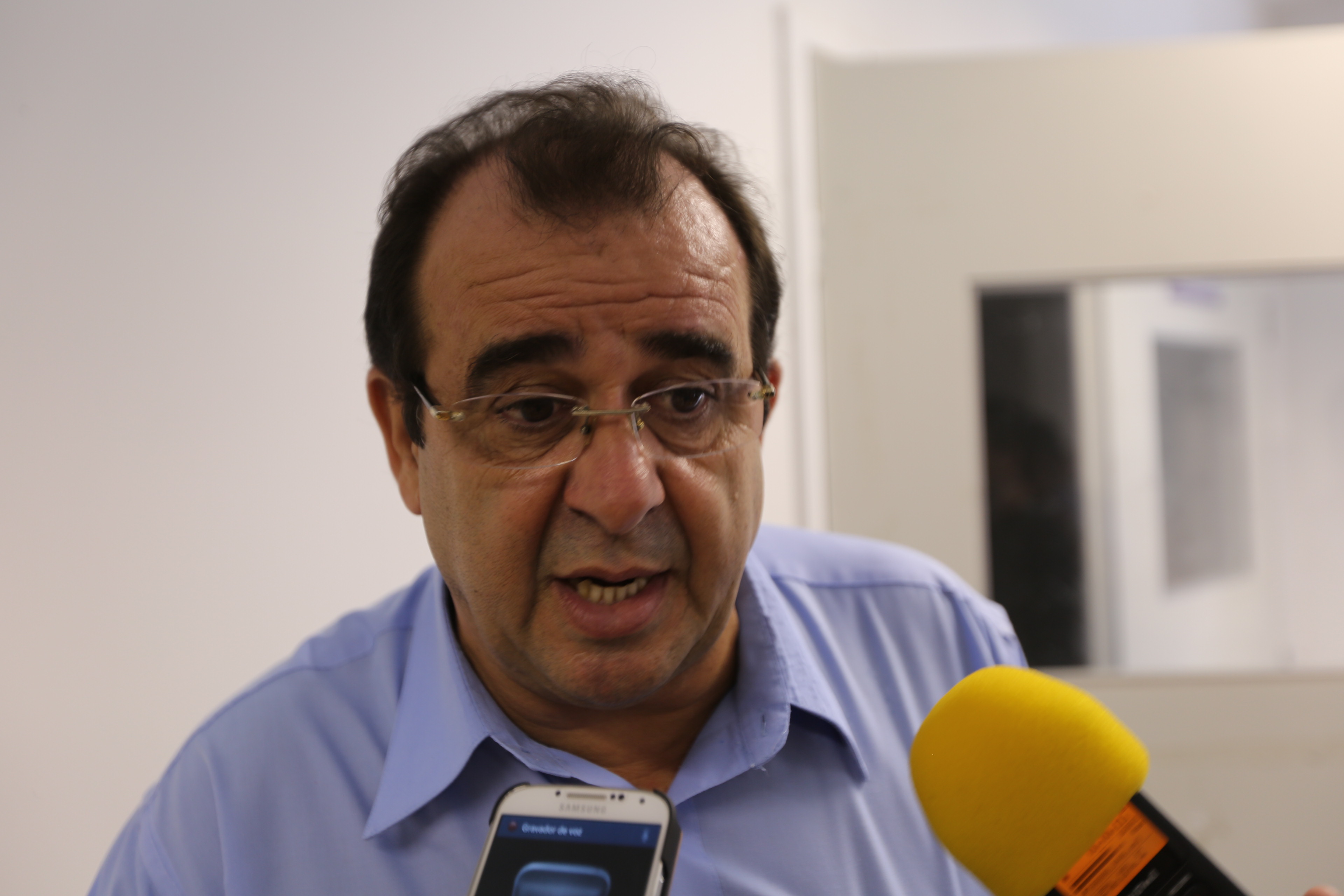 O reitor Angelo falou à impressa após a solenidade