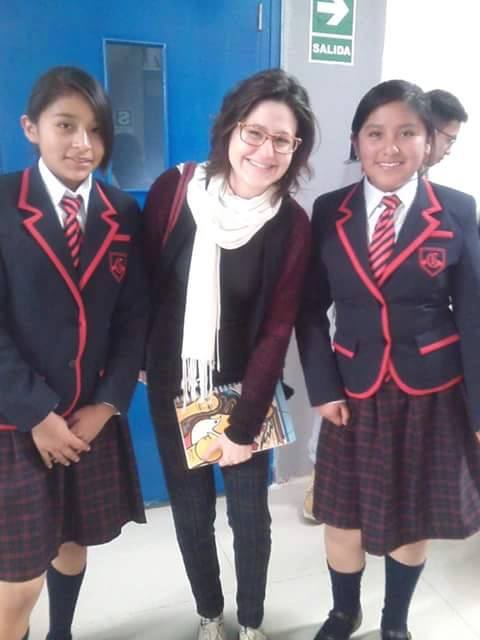 Hanna também foi ao Peru com projeto que ensina habilidades sociais às crianças.