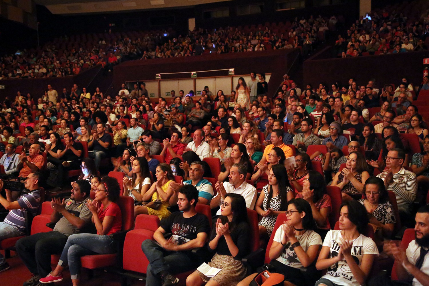 Mesmo em férias acadêmicas, UFS lotou o Teatro Tobias Barreto no encerramento da programação do seu 48º aniversário. (fotos: Schirlene Reis/Ascom-UFS)