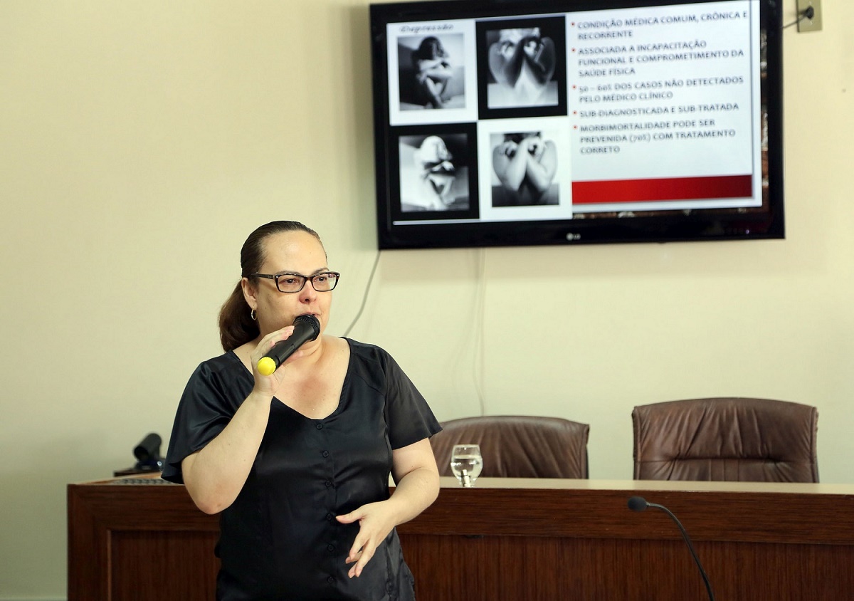 A psiquiatra do HU Shirley Almeida focou sua palestra nos assuntos suicídio e depressão.