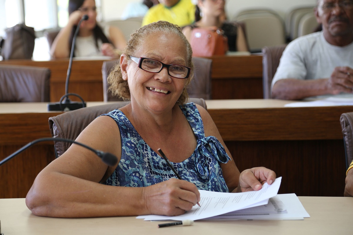 A servidora Eliete dos Santos Almeida, 61 anos, diz que aprendeu com a palestra. "Às vezes a gente acha que é tristeza, mas não é". (fotos: Schirlene Reis/Ascom-UFS)