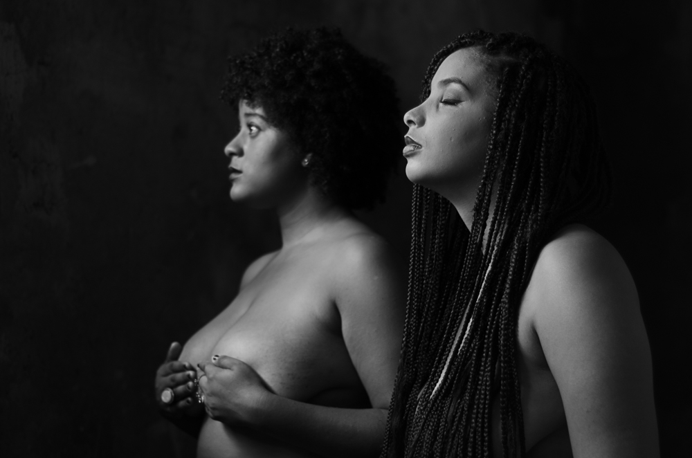 A estudante Elisa Lemos Sabino, de Jornalismo, venceu na modalidade  ‘Fotografia artística’ com foto sobre feminicídio negro. Veja o ensaio completo em https://spark.adobe.com/page/pEefX/ 