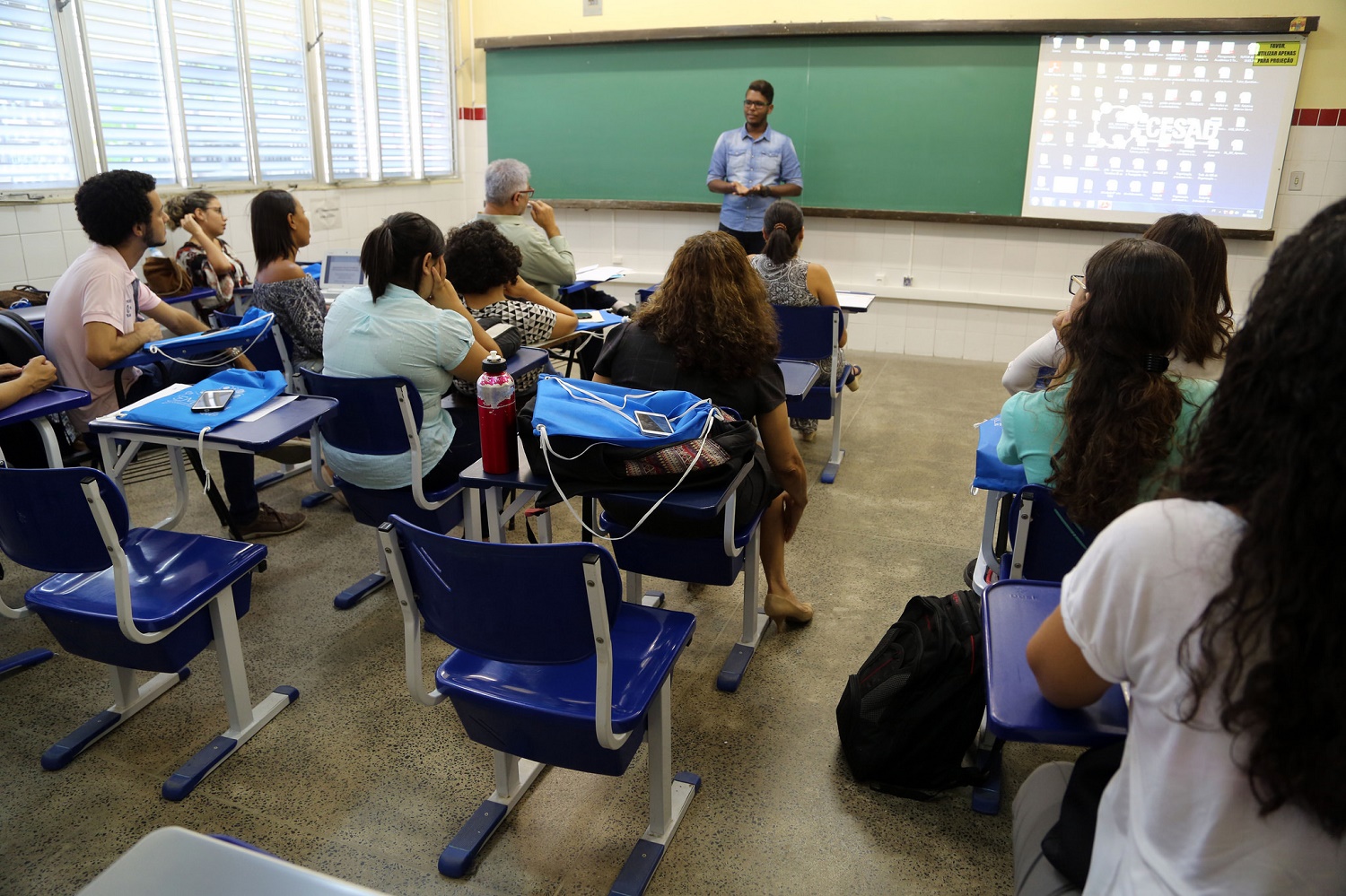 Trabalhos de pesquisa e extensão são apresentados simultaneamente nas mesmas salas, numa ação de integração entre as atividades. (fotos: Schirlene Reis/Ascom-UFS)
