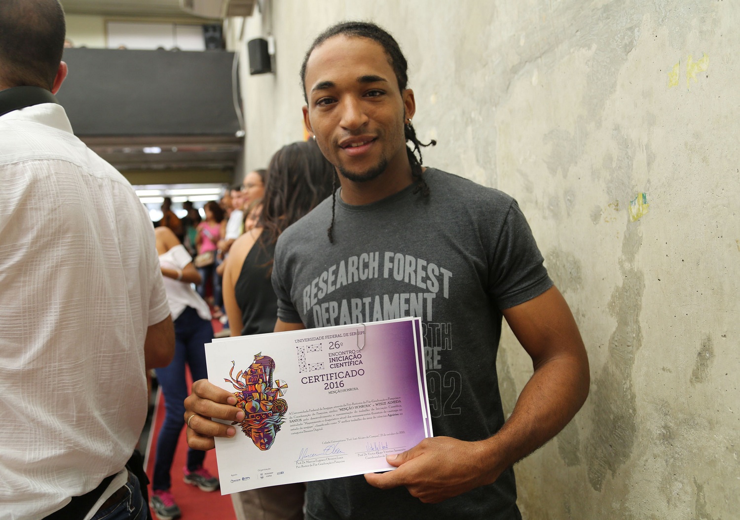 O estudante de Engenharia Florestal Weslei Almeida Santos, 25 anos, foi premiado por trabalho de iniciação científica.