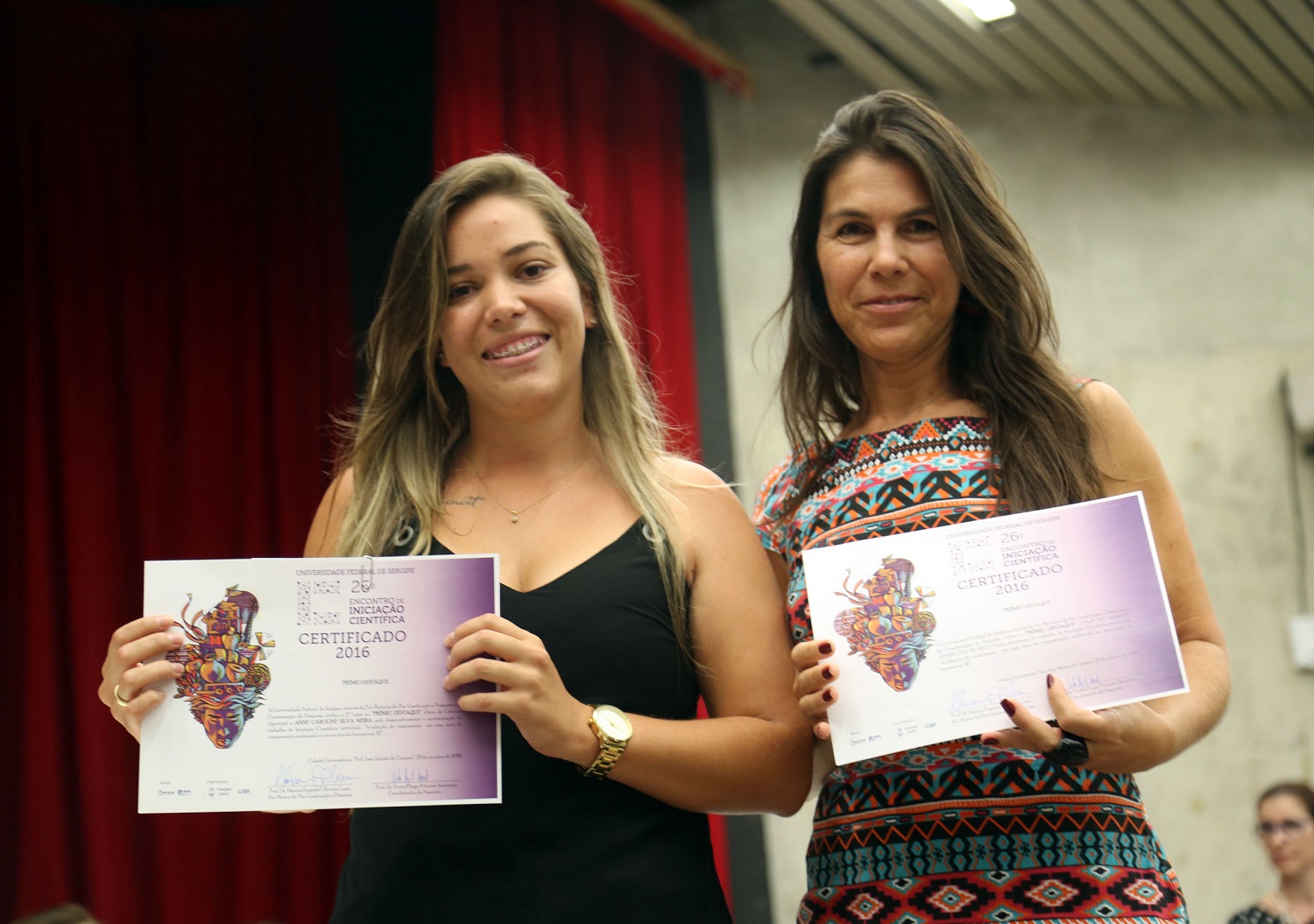 Anne Caroline Santos, 22, ao lado da sua orientadora Anabel Melo, foi aprovada com pesquisa de iniciação científica. Ela é do curso de Engenharia Florestal. (fotos: Schirlene Reis/Ascom-UFS)