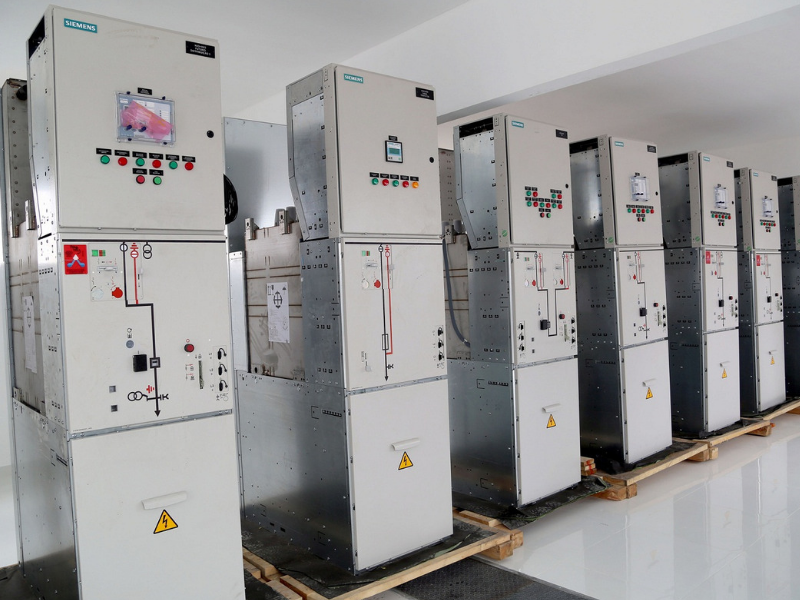 Sala do sistema de automação avançado para proteção e controle.