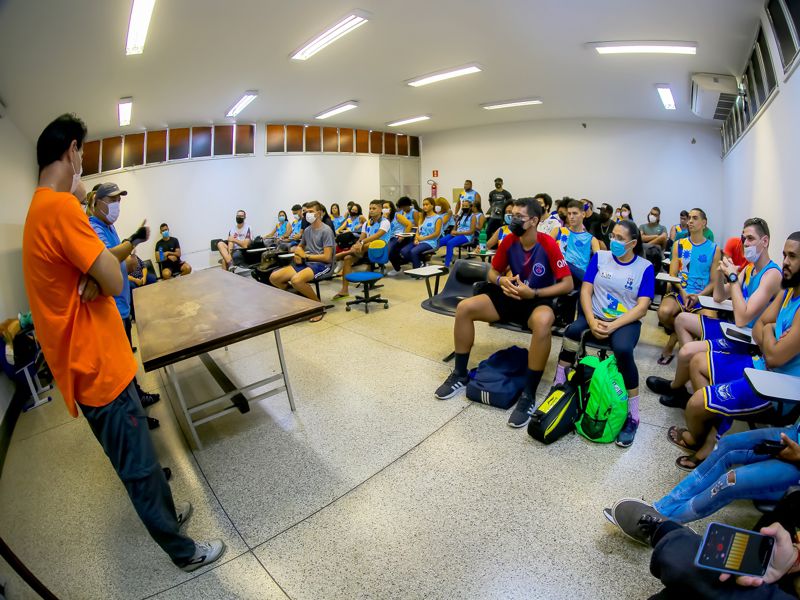 Delegação partiu do Departamento de Educação Física.