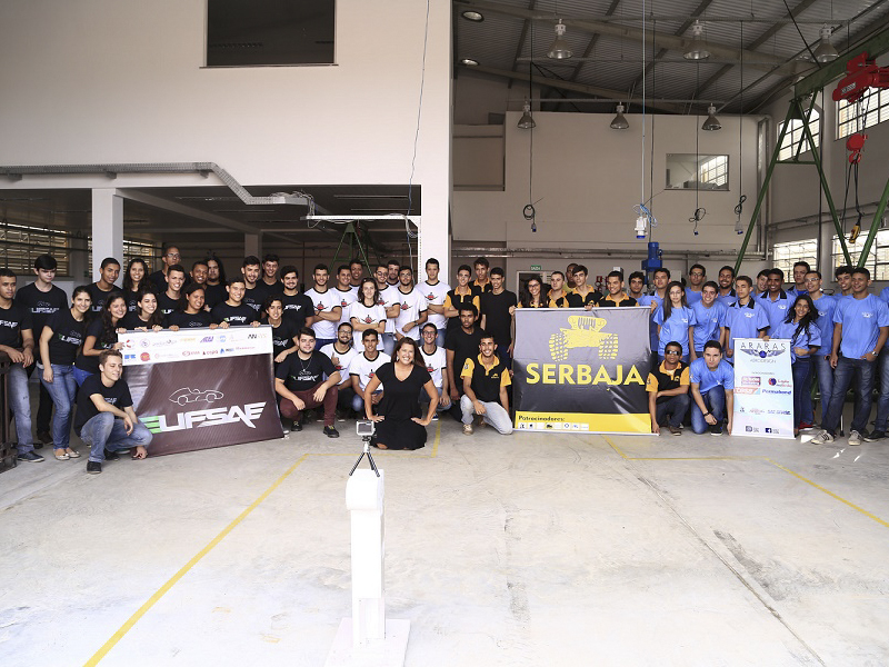 Todas as equipes do projeto desenvolvido no centro de competições do Departamento de Engenharia Mecânica (Dmec).